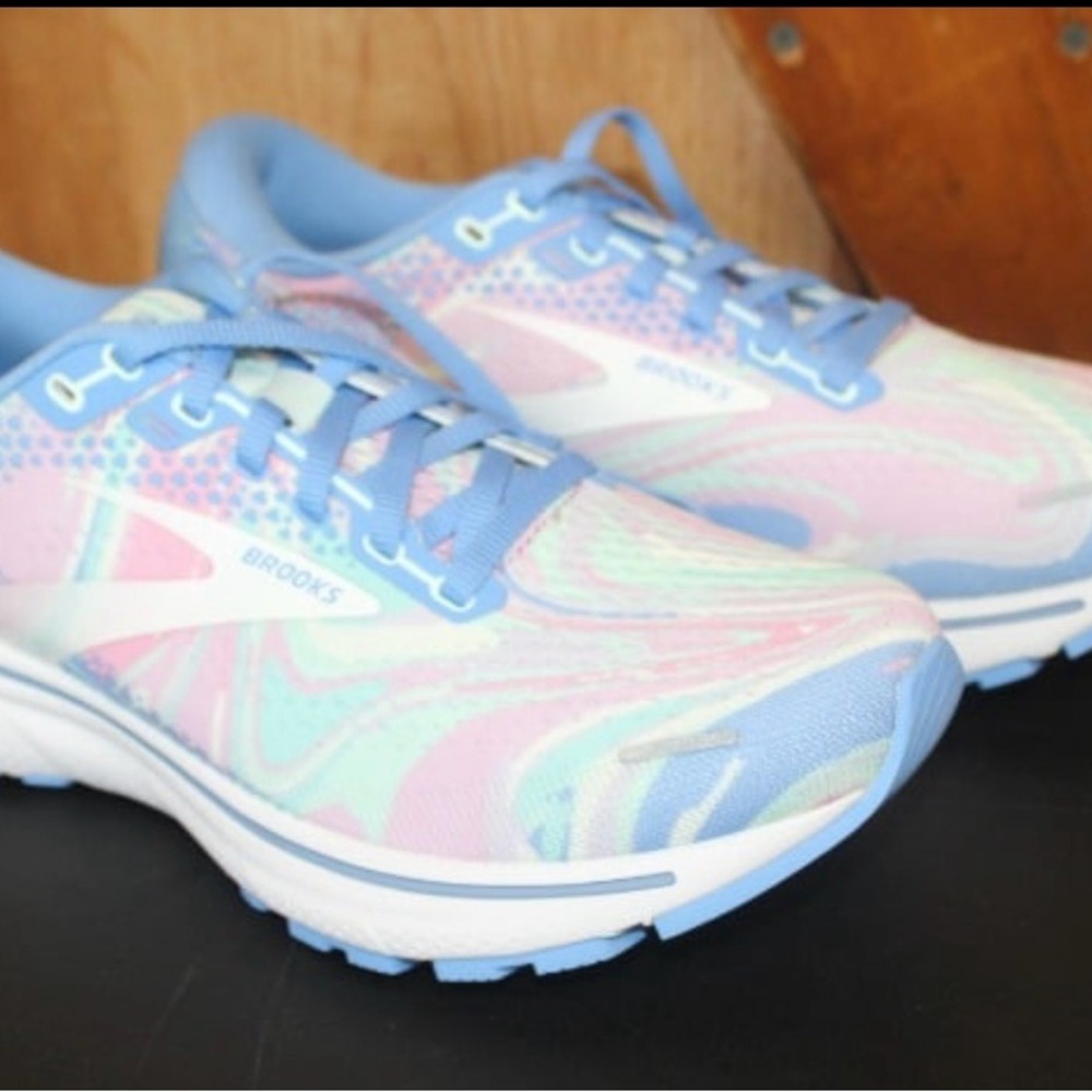 Brooks ghost 14 multicolor shoes 8 and 8.5 (mismatched) NEW